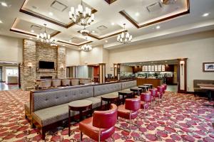 布兰奇堡帕克布里奇沃特/布兰奇希尔顿惠庭套房酒店的大堂设有带凳子的酒吧和候机室