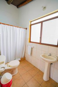 阿约拉港加拉帕戈斯佛得角阿祖尔酒店的浴室设有2个卫生间、水槽和窗户。