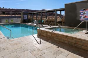 佩吉Home2 Suites By Hilton Page Lake Powell的一座带砖墙的大型游泳池