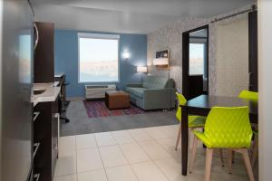 佩吉Home2 Suites By Hilton Page Lake Powell的客厅配有桌子和黄色椅子