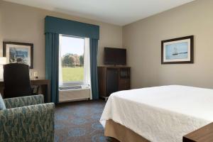 埃奇伍德阿伯丁/APG南汉普顿旅馆及套房酒店的酒店客房设有床和窗户。