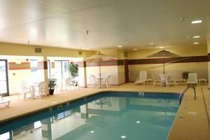 马里恩马里恩汉普顿酒店的一个带桌椅和遮阳伞的游泳池