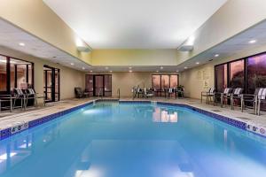 密尔沃基密尔沃基机场汉普顿酒店的一个带桌椅的大型游泳池