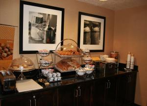穆雷盐湖城汉普顿默里酒店的自助餐,包括面包和其他食物在柜台上