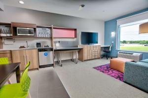 威奇托福尔斯Home2 Suites By Hilton Wichita Falls, Tx的一间设有厨房和客厅的客房