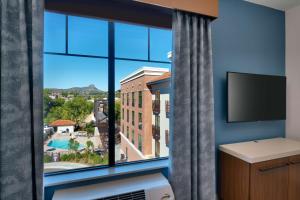 普雷斯科特Hilton Garden Inn Prescott Downtown, Az的客房设有享有美景的大窗户。