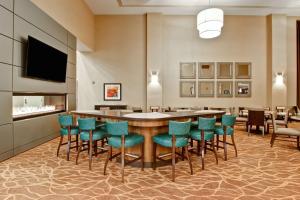 帕罗奥多帕洛阿尔托希尔顿惠庭套房酒店的一间会议室,配有大桌子和椅子
