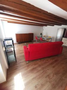 拉诺伊韦维尔La Bergerie的客厅配有红色的沙发和桌子
