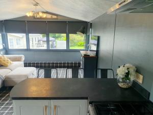 SwarlandBadger Retreat的厨房以及带桌子和沙发的客厅。