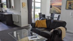 梅瑟蒂德菲尔Immaculate 1-Bed Apartment in Merthyr Tydfil的客厅配有沙发和桌子