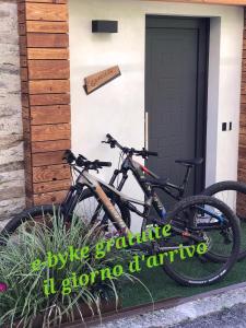 RasuraGraziosa, Casetta in Valgerola的两辆自行车停在房子前面