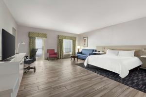 南帕诸岛南帕治岛希尔顿花园酒店的一间酒店客房,配有一张床和一台电视