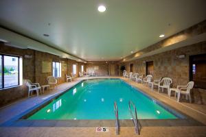 肯特希尔顿西雅图/肯特汉普顿套房酒店的一座配有桌椅的酒店游泳池