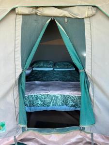 WitelsbosCadeau Hiking and Accommodation的房间里的帐篷里的一张床位