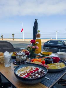 杰迪代Les Roches De Mazagan的一张带食物的桌子,享有海滩美景