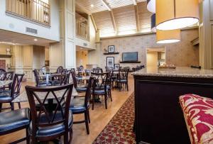 威廉斯堡威廉斯堡里士满路汉普顿套房酒店 的一间带桌椅的餐厅和一间酒吧