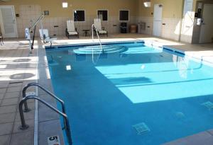 夏洛特汉普顿酒店及套房 - 夏洛特机场的蓝色海水大型游泳池