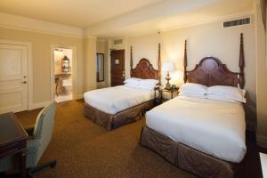 路易斯威尔路易斯维尔希巴希尔顿酒店的酒店客房配有两张床和一张书桌