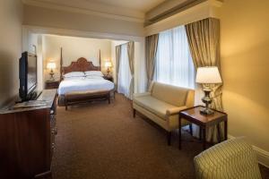 路易斯威尔路易斯维尔希巴希尔顿酒店的配有一张床和一把椅子的酒店客房