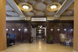 路易斯威尔路易斯维尔希巴希尔顿酒店的大堂设有橡木室的标志