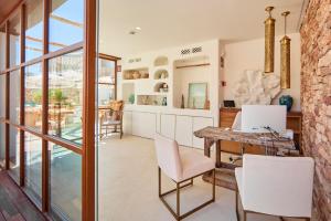 埃斯普霍斯Mar Suites Formentera by Universal Beach Hotels的厨房以及带桌椅的用餐室。