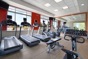 费城费城城市大道希尔顿惠庭套房酒店 的健身房设有数台跑步机和有氧运动器材