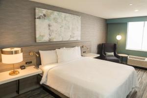 蒙特贝罗洛杉矶蒙特贝罗希尔顿花园酒店的酒店客房,配有白色的床和椅子