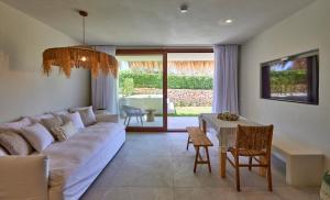 埃斯普霍斯Mar Suites Formentera by Universal Beach Hotels的客厅配有沙发和桌子