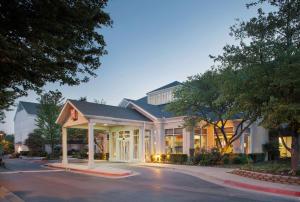 本顿维尔Hilton Garden Inn Bentonville Rogers的街道上一座大建筑的酒店