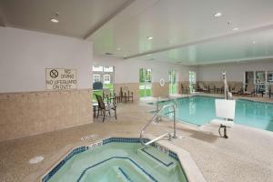 斯卡伯勒波特兰希尔顿惠庭套房酒店的在酒店客房内的游泳池设有热水浴池