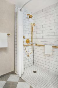 Pearl River珍珠河希尔顿酒店的浴室设有白色瓷砖淋浴。