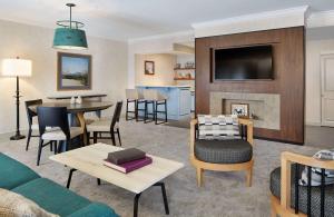 Pearl River珍珠河希尔顿酒店的客厅配有沙发和桌子