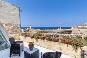 瓦莱塔Valletta Bastions Seafront House的阳台配有椅子,享有海景。