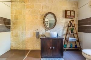 瓦莱塔Valletta Bastions Seafront House的浴室设有水槽和墙上的镜子
