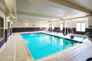 拉勒米拉勒米希尔顿恒庭酒店的在酒店房间的一个大型游泳池