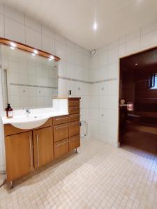 图尔库Beautiful Spacious Cozy Home的浴室配有盥洗盆、镜子和浴缸