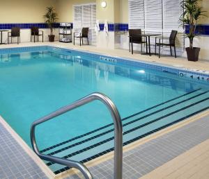 北湾诺斯贝希尔顿汉普顿酒店的酒店设有一个大型游泳池,带扶手