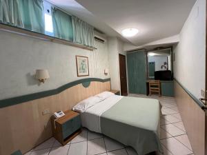 比萨普利莫沃勒别墅酒店的一间医院间,配有床和窗户