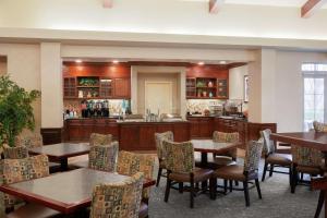 萨克拉门托萨克拉门托机场纳托马斯希尔顿惠庭套房酒店的一间带桌椅的餐厅和一间厨房