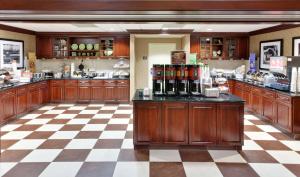 萨克拉门托萨克拉门托机场纳托马斯恒庭套房酒店的一个带木制橱柜和 ⁇ 制地板的大厨房