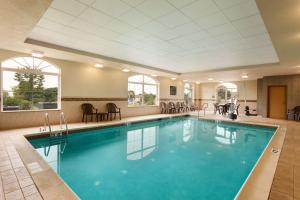 洪美尔斯镇赫尔希公园汉普顿酒店的一座带椅子和桌子的酒店游泳池