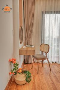河内iRest Orange Tay Ho Lakeside Apartment的客厅配有椅子、桌子和植物