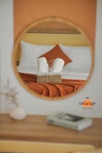 河内iRest Orange Tay Ho Lakeside Apartment的镜子反射着床和两条毛巾