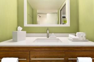 比奇伍德比奇伍德克利夫兰希尔顿欣庭套房酒店的一间带水槽和镜子的浴室
