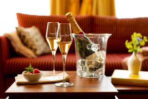 柏林路易莎故居酒店的一张桌子,配有三杯葡萄酒和一瓶香槟