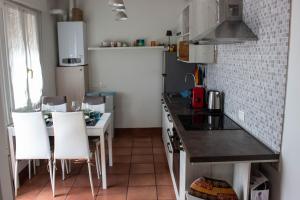 马格拉[Terrazza privata] Venezia Mestre的厨房配有柜台和桌椅