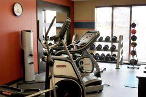 阿林顿达拉斯阿灵顿北部娱乐区汉普顿套房酒店 的健身房设有跑步机和其他有氧器材