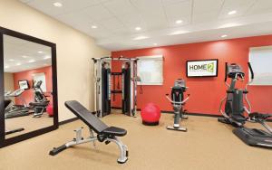 Richmond Heights圣路易斯/森林公园2号套房酒店的健身房设有健身器材和红色墙壁