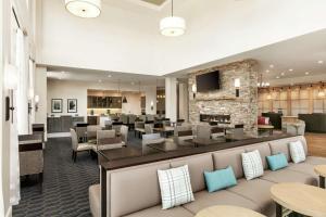 伍斯特Homewood Suites By Hilton Worcester的餐厅设有酒吧和桌椅
