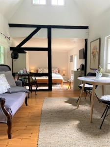 索林根Bergisches Cottage Solingen的客厅配有沙发和桌子